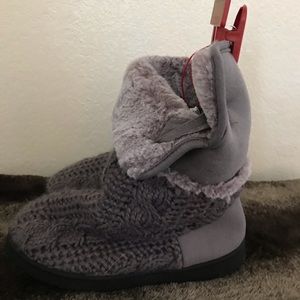 Dearfoams Slippers. Cable Knit Boot w/Plush Cuff